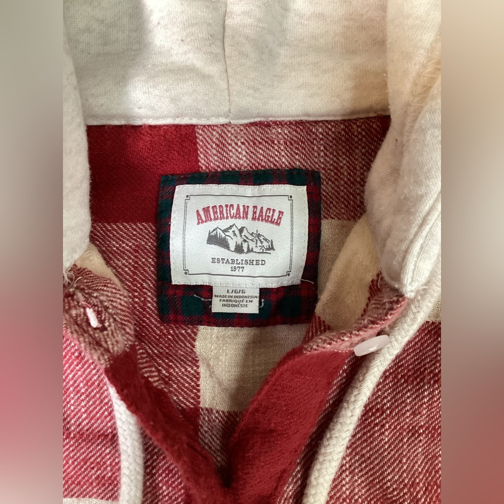 American Eagle Outfitters Red and Cream Cropped Buffalo Plaid Hooded Flannel - Picture 4 of 9